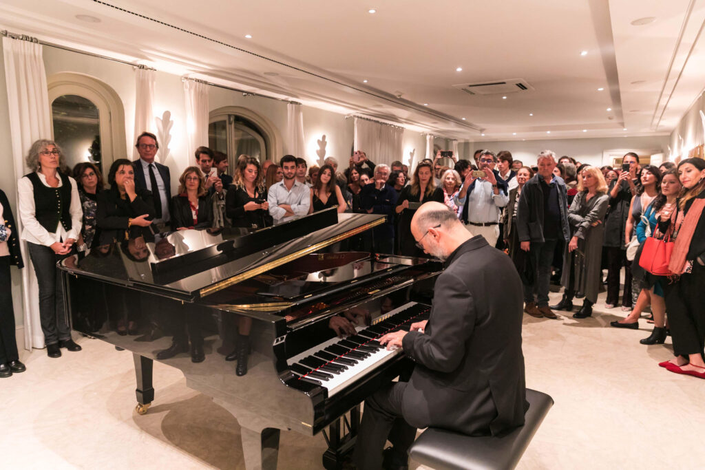 Gaetano Pompa. Mutmassungen su Stravinskij Sala Diaghilev, Hotel De Russie, Roma 9 ottobre 2019 a cura di Anna Lea Antolini e Camilla Sampietro Anna Lea Antolini e Adriano Pompa, dialogo tra le opere Suona Francesco Venerucci, pianista e compositore Danzano il duetto Le Spectre di Giorgio Mancini, Mattia Tortora e Marco Lo Presti, Compagnia Daniele Cipriani